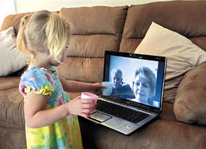 Abuelos hablando con su nieta por videoconferencia. Visto en: www.google.com